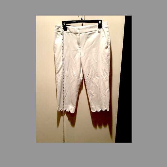 New Directions White cotton crop Pants  with scalloped hem, Size 8P - Picture 4 of 8